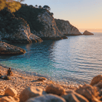 plage de la calade galets mer falaises