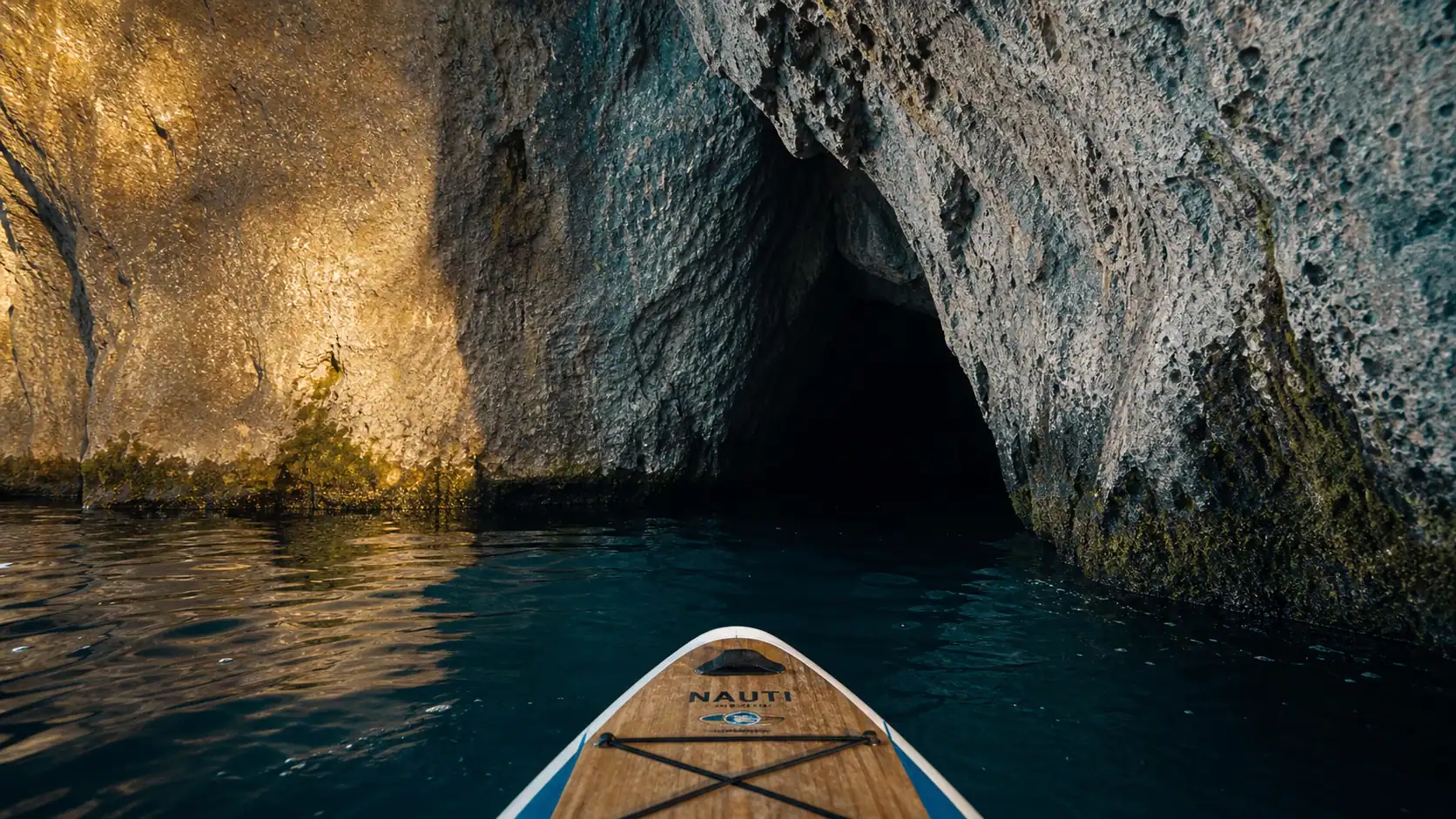 Entrée de la grotte du grand pertuis au Roc de Chère, rive est du lac d’Annecy