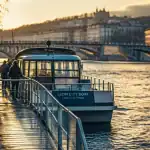 Le vaporetto navette fluviale Lyon arrêt Vaise, quai fluvial à Vaise