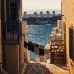 Mykonos visite : ruelles de Chora au lever du soleil, mer Égée et moulins à vent