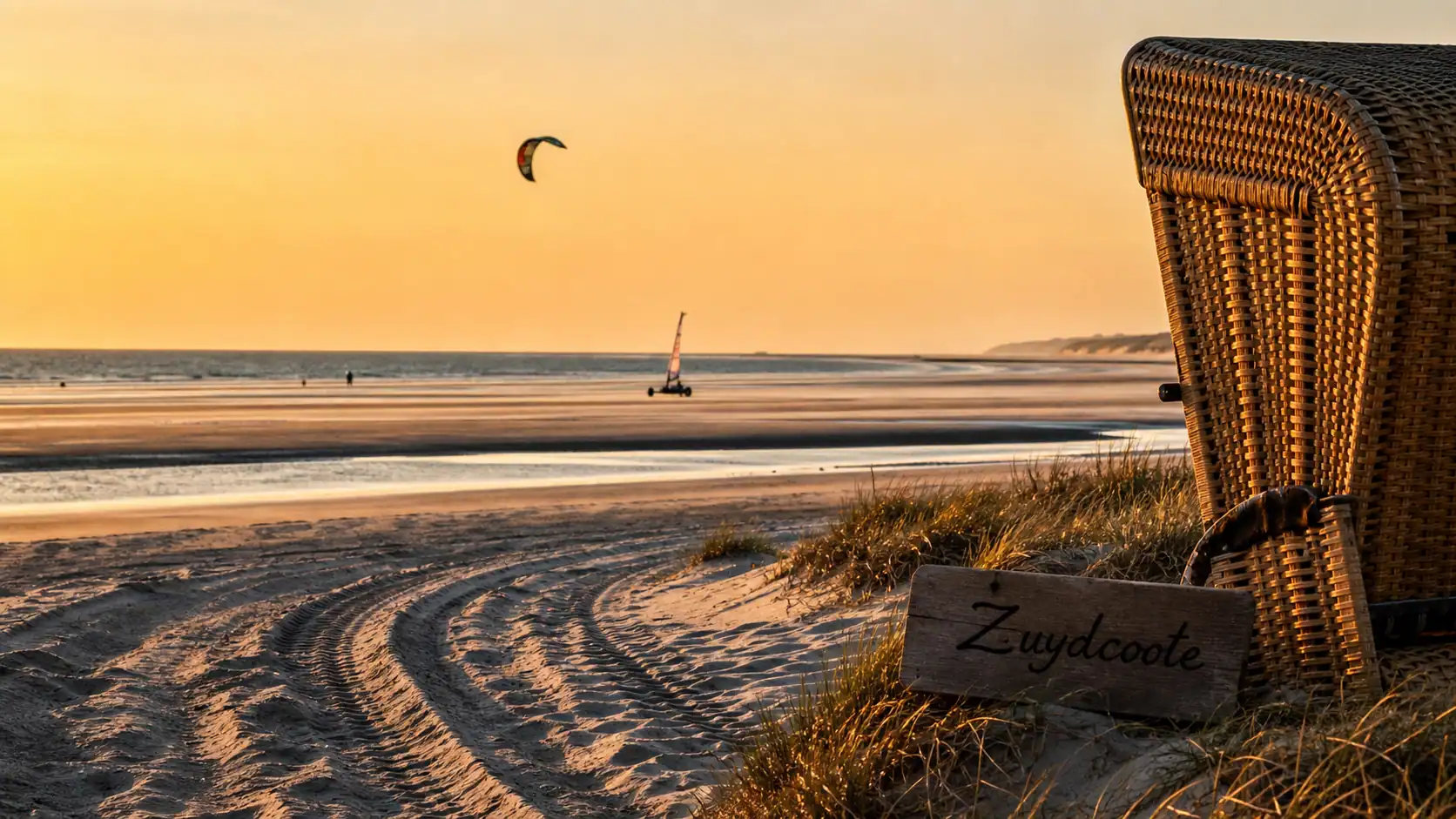 Plage du nord à Zuydcoote : dunes et sable blond au coucher de soleil