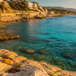 plage du petit nice marseille rochers eau turquoise