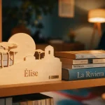 Décoration bibliothèque en bois personnalisée sur étagère