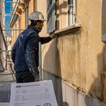 Ravalement de façade Nice : échafaudage sur façade, traces d’humidité et sel