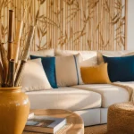 Décoration bambou intérieur : vase en bambou sec dans un salon