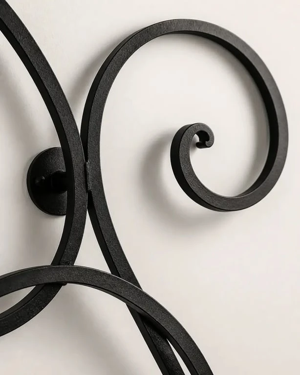 Détail de décoration fer forgé intérieur avec finition thermolaquée noire