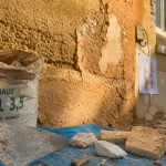 Rénovation maison pisé : vérification humidité et enduits traditionnels